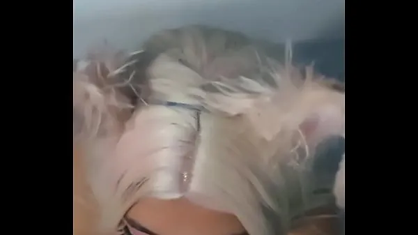 Bekijk Horny bunny in the bathtub receives a milk bath Power Tube