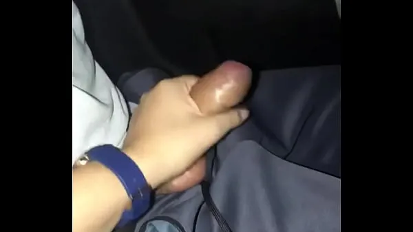 Assista Minha namorada não consegue conter a vontade de foder e me masturba enquanto dirijo meu carro Power Tube