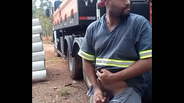 Titta på Worker Masturbating on Construction Site Hidden Behind the Company Truck power Tube