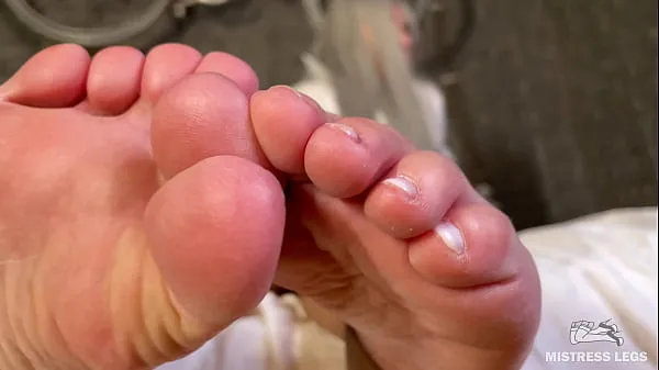 Sledujte Goddess Bare Feet Rubs Each Over And Toes Wiggling Closeup power Tube