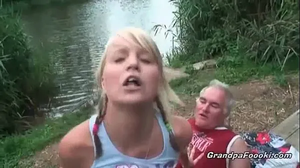 Sledujte Gorgeous blonde rides dick on the river shore power Tube