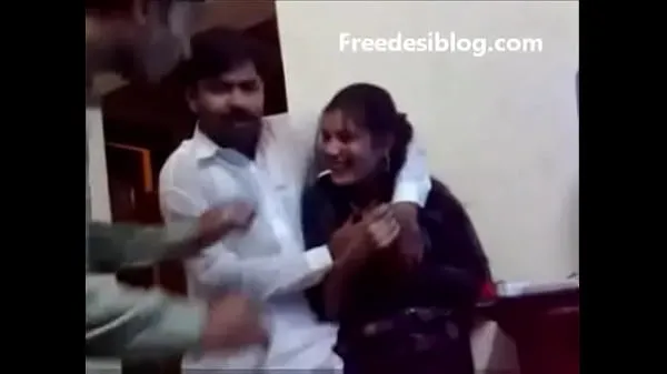 Güç Tüpü Pakistani Desi girl and boy enjoy in hostel room izleyin